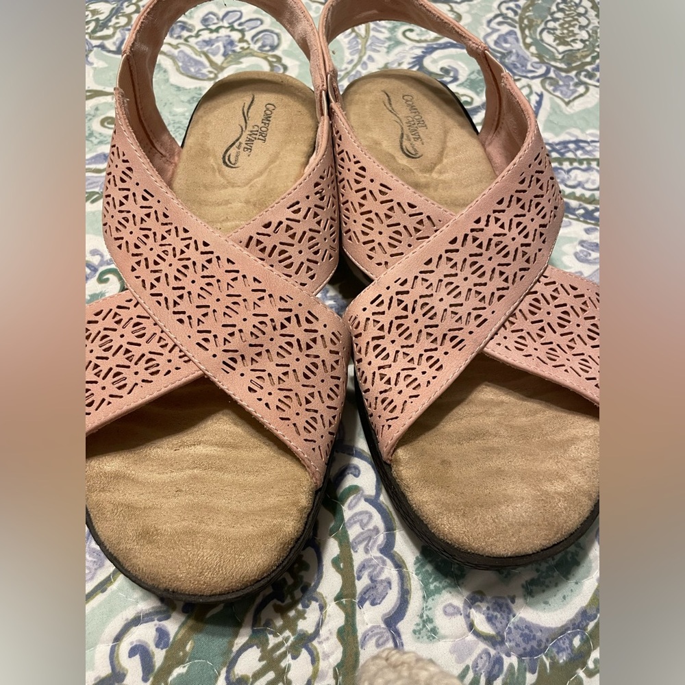 Easy street 8.5 wide pink lazer cutout sandals flat slingback comfort wave cross